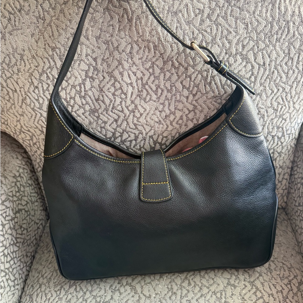 Authentic Dooney & Bourke Logo Lock Shoulder Bag in classic black leather - Picture 3 of 8